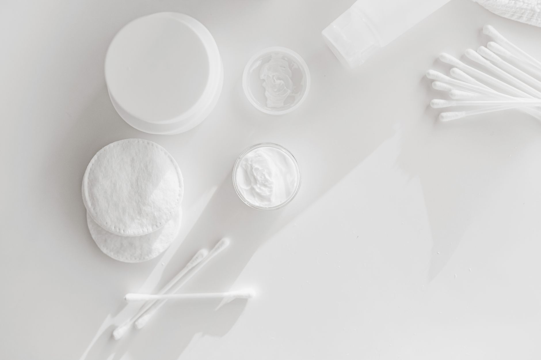 Cum citești eticheta unui produs cosmetic: ghidul practic care te scapă de cumpărături inutile