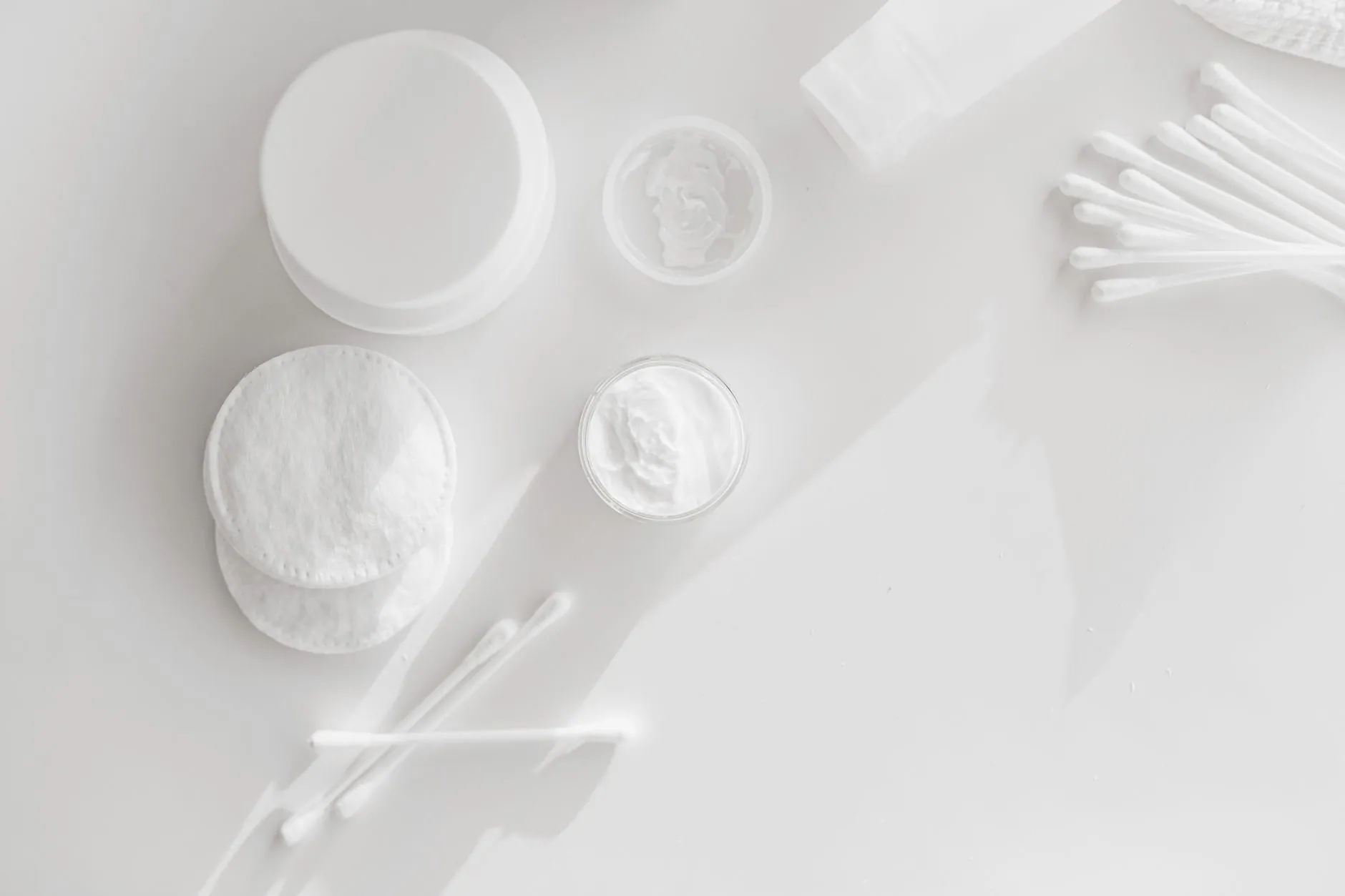 Cum citești eticheta unui produs cosmetic: ghidul practic care te scapă de cumpărături inutile