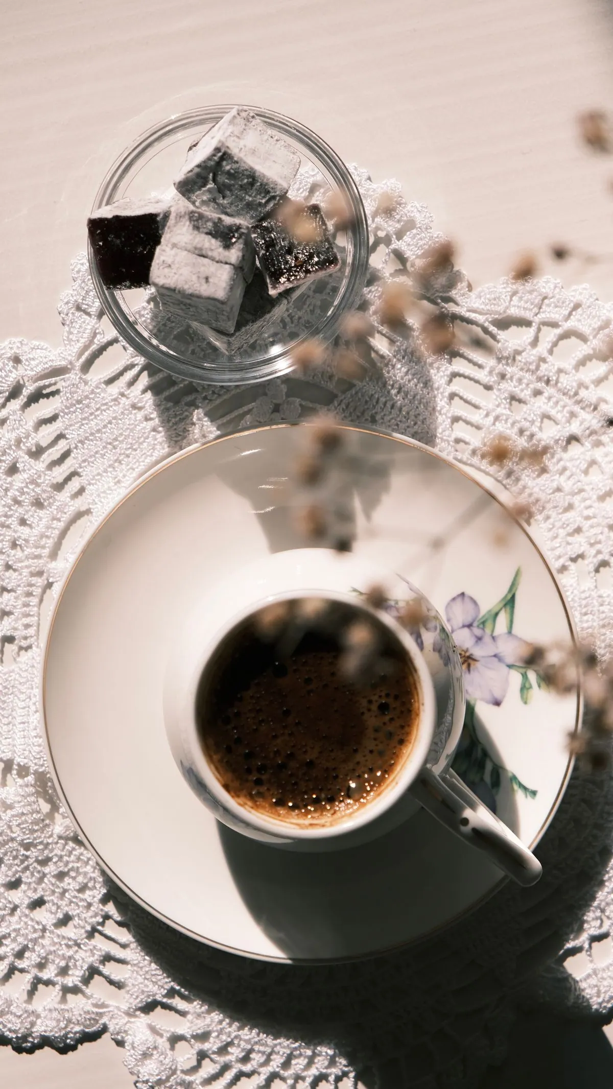 Doi prieteni adulți stând de vorbă relaxați la o cafea într-o cafenea