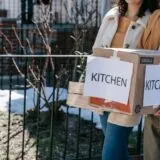 Cum primești critica unui om apropiat fără să te închizi în tine