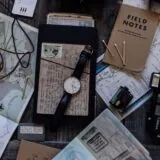 Telefoane lăsate într-un coș lângă masa de cină, în timp ce familia mănâncă și discută împreună