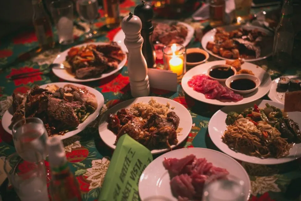 Photo navigating political discussions Christmas dinner
